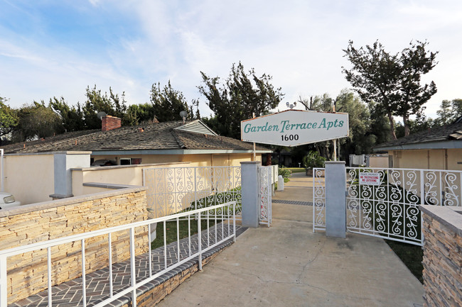 Garden Terrace Apartments in Santa Ana, CA - Building Photo - Building Photo