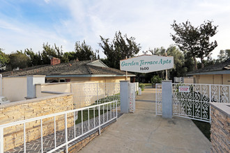 Garden Terrace Apartments in Santa Ana, CA - Foto de edificio - Building Photo