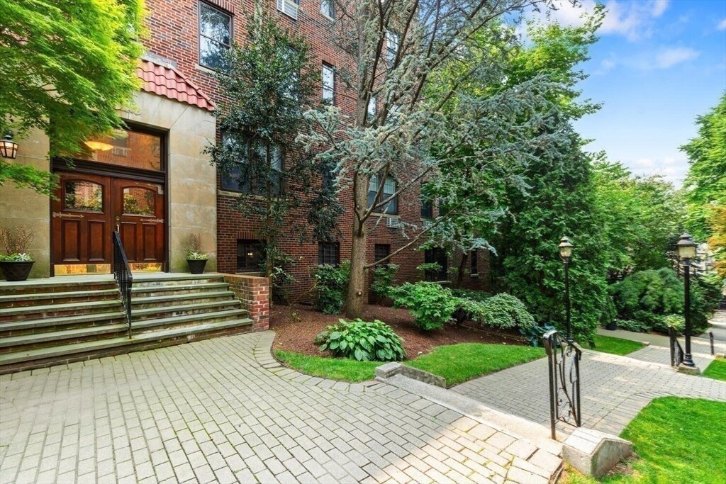 315 Tappan St, Unit #1 in Brookline, MA - Foto de edificio