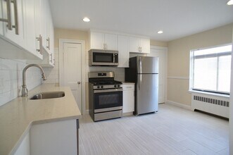 425 Newport Ave in Quincy, MA - Building Photo - Building Photo