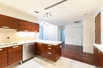 6735 Yucca St-Unit -103 in Los Angeles, CA - Foto de edificio - Building Photo