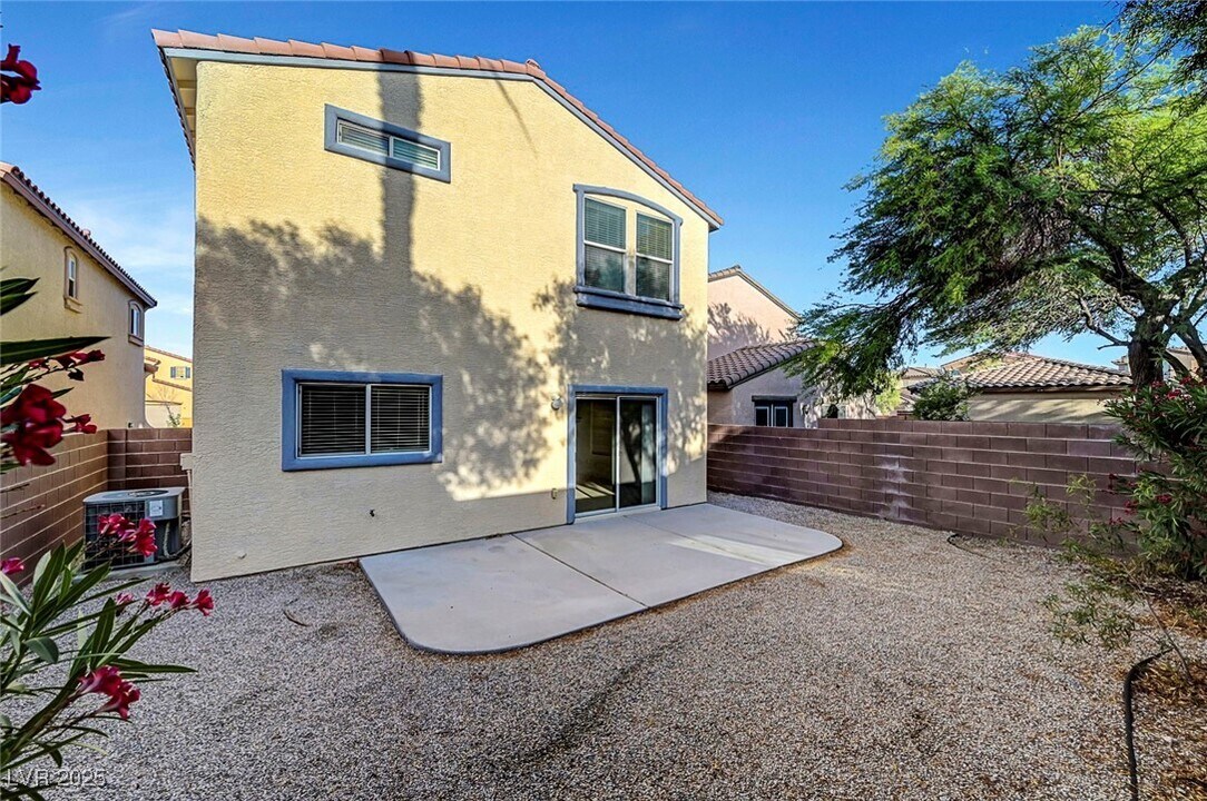 2431 Lilac Cove St in Las Vegas, NV - Foto de edificio