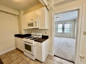 1415 Beacon St, Unit 308 in Brookline, MA - Foto de edificio - Building Photo