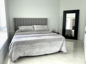 350 S Miami Ave, Unit 1808 in Miami, FL - Building Photo - Building Photo