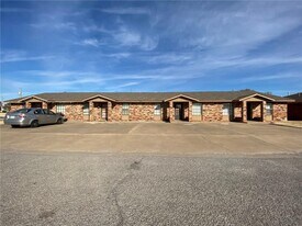 2001 Lynn Ln in Weatherford, OK - Building Photo