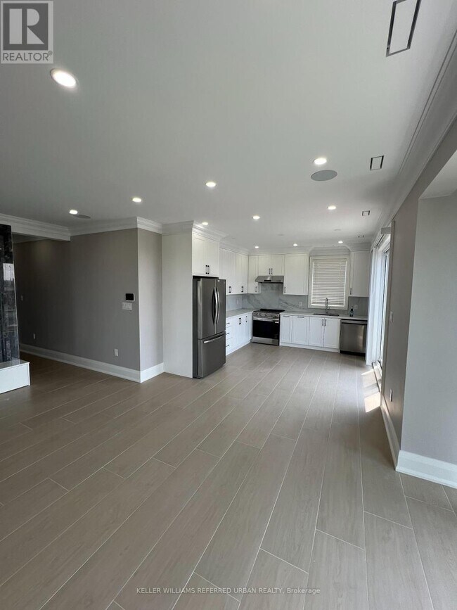 8 Lorne Bruce Dr in Toronto, ON - Building Photo - Building Photo