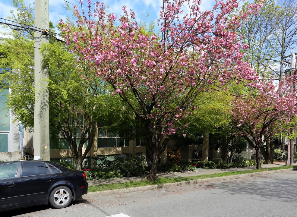 1081-1085 W 7th Ave in Vancouver, BC - Building Photo