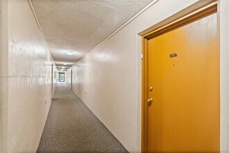 14301 N Kendall Dr in Miami, FL - Building Photo - Building Photo