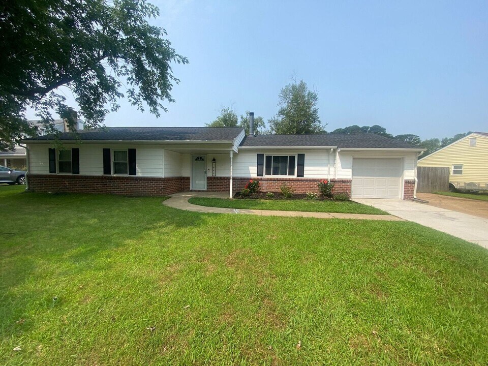 1446 Pecan Ct in Virginia Beach, VA - Building Photo