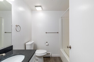 High Meadow in Ellington, CT - Foto de edificio - Interior Photo