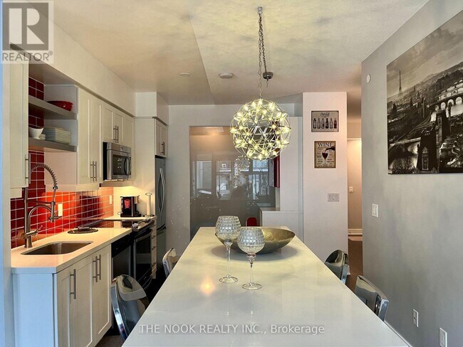 525 Adelaide St W in Toronto, ON - Building Photo - Building Photo