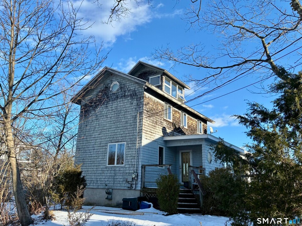 52 Brown Rd in East Haven, CT - Building Photo