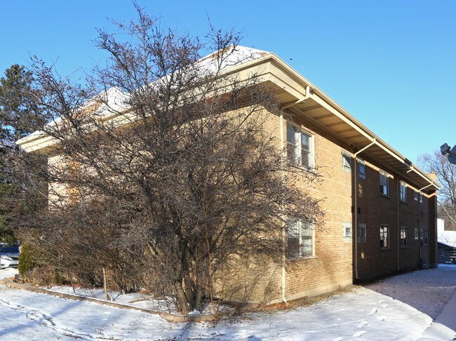 1201 E Roosevelt Rd in Wheaton, IL - Building Photo - Building Photo