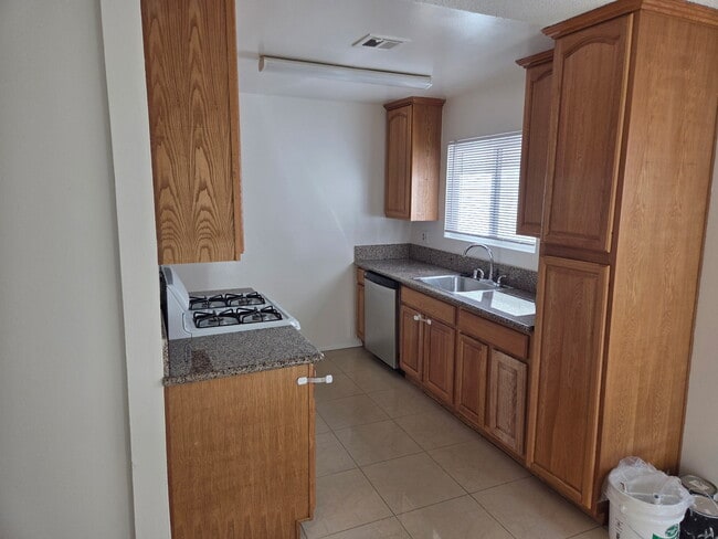 3947 W 178th St, Unit 3 in Torrance, CA - Building Photo - Building Photo