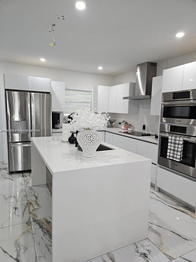 106 SE 4th Ave in Hialeah, FL - Building Photo - Building Photo