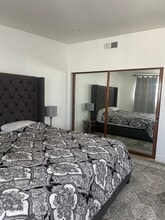 9901 Independence Ave, Unit D in Chatsworth, CA - Foto de edificio - Building Photo