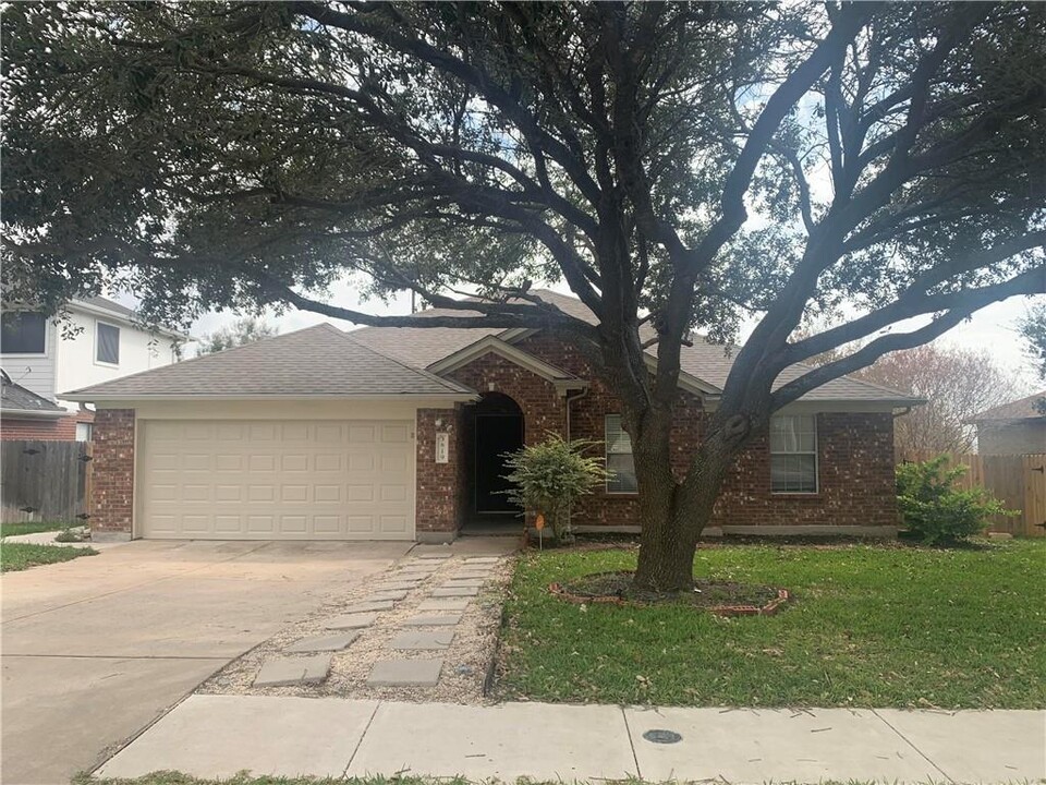 3819 Eagles Nest St in Round Rock, TX - Foto de edificio