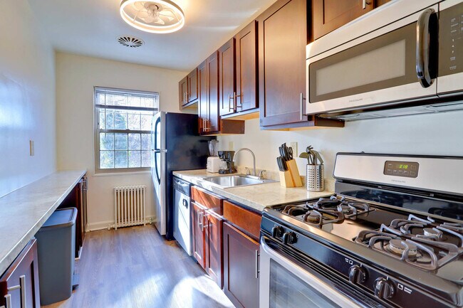 1420 W Abingdon Dr in Alexandria, VA - Building Photo - Building Photo