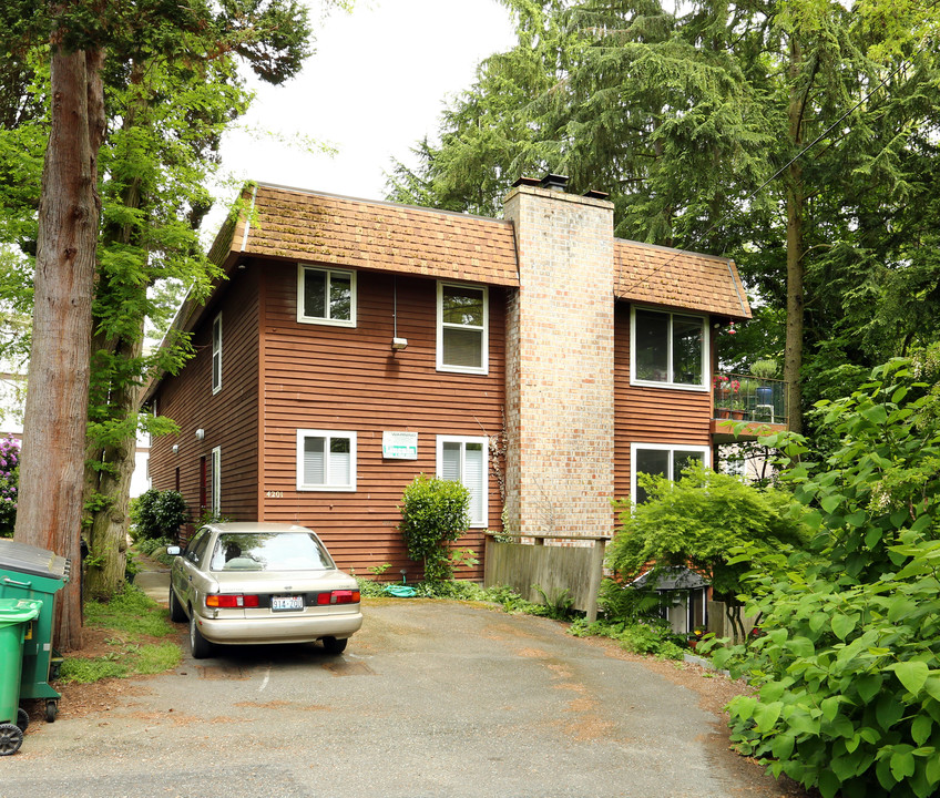 Mah-Yoos Apartments in Seattle, WA - Building Photo