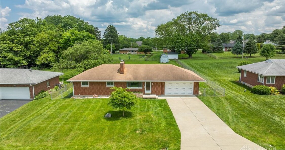 692 Sueden Dr in Beavercreek, OH - Building Photo