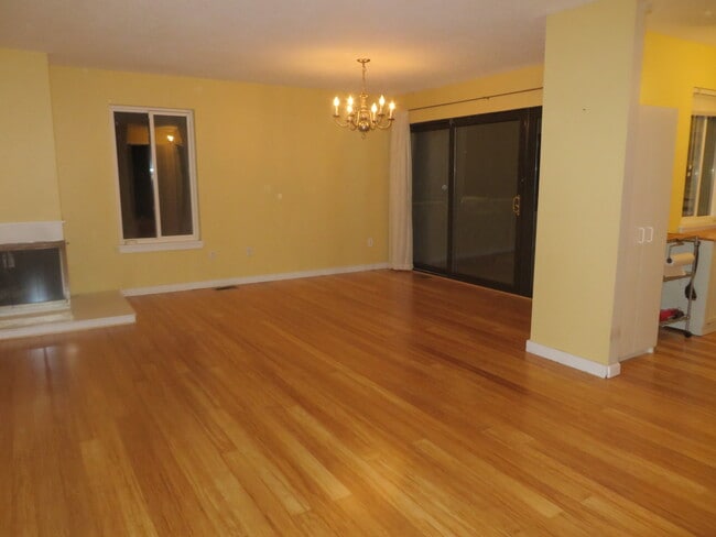 16 Greenbriar Dr, Unit F in Farmington, CT - Foto de edificio - Building Photo