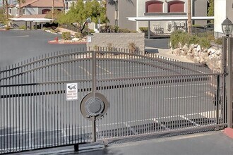 950 Seven Hills Dr in Henderson, NV - Foto de edificio - Building Photo