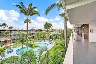 161 NE 10th Ave in Hallandale Beach, FL - Building Photo