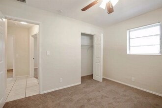 1533 NW 41st Ct in Oakland Park, FL - Foto de edificio - Building Photo