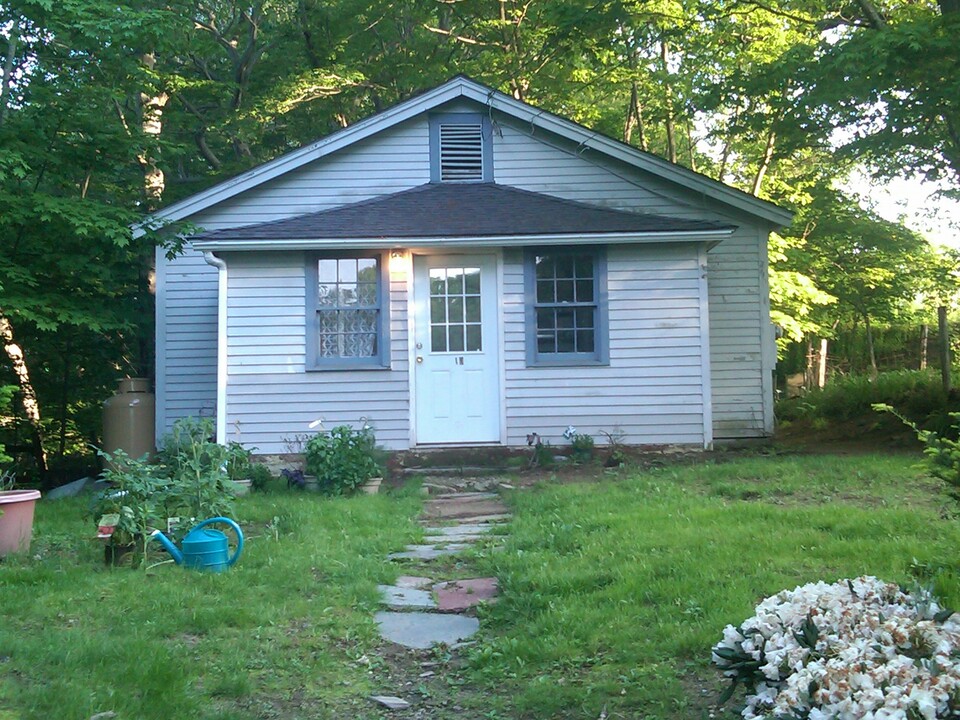 31 Grist Mill Rd in Moodus, CT - Building Photo