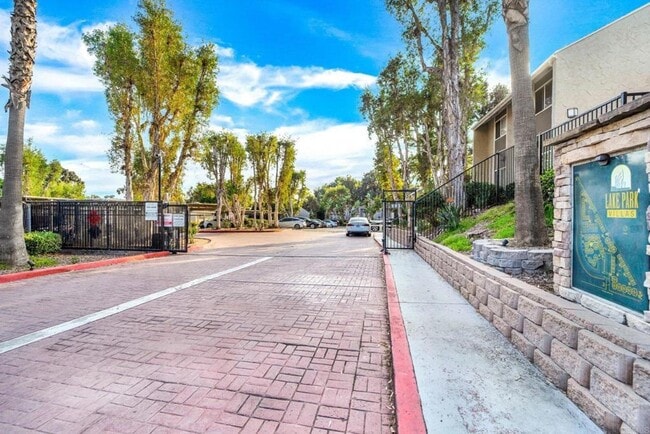 6333 College Grove Way in San Diego, CA - Building Photo - Building Photo