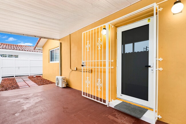 630 SW 62nd Ave, Unit 2