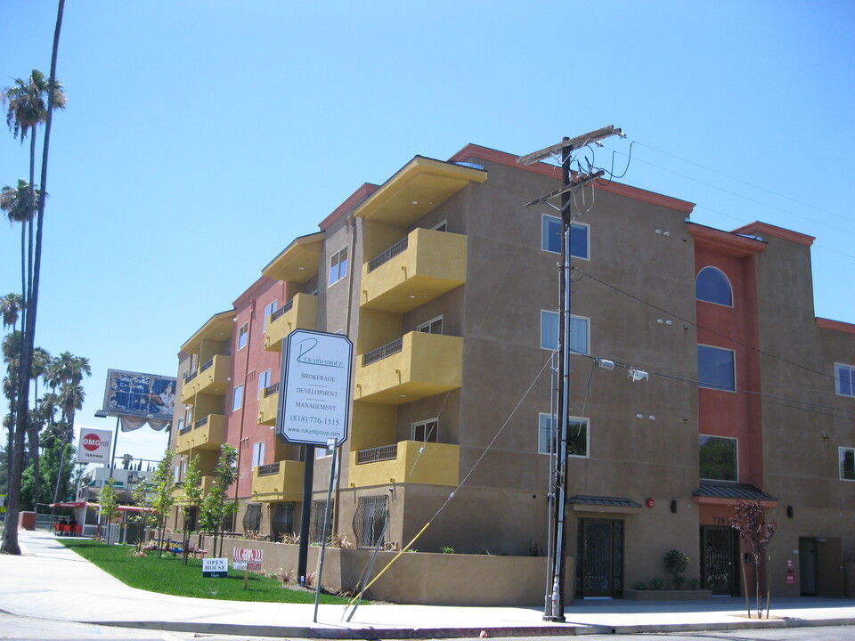 Rubio Villas in Lake Balboa, CA - Building Photo