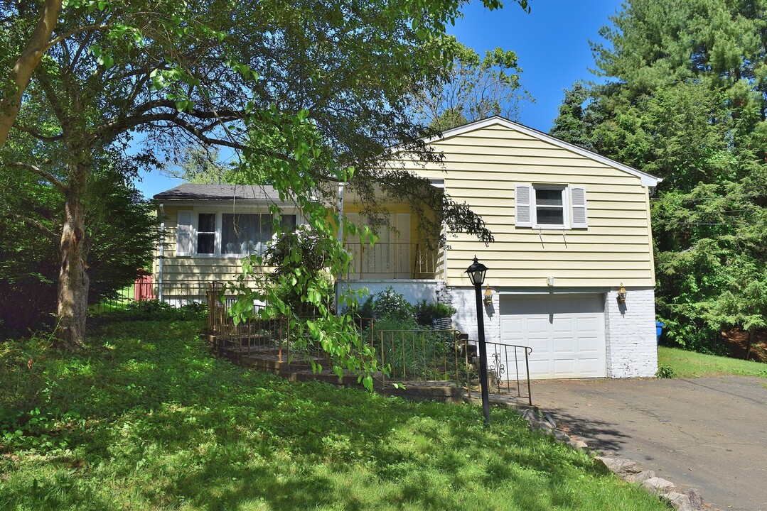 1896 Moose Hill Rd in Guilford, CT - Building Photo