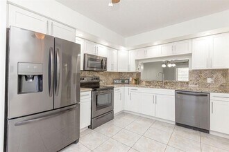 1000 SW 125th Ave in Pembroke Pines, FL - Foto de edificio - Building Photo