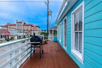 2102 Avenue O 1/2 in Galveston, TX - Building Photo - Building Photo