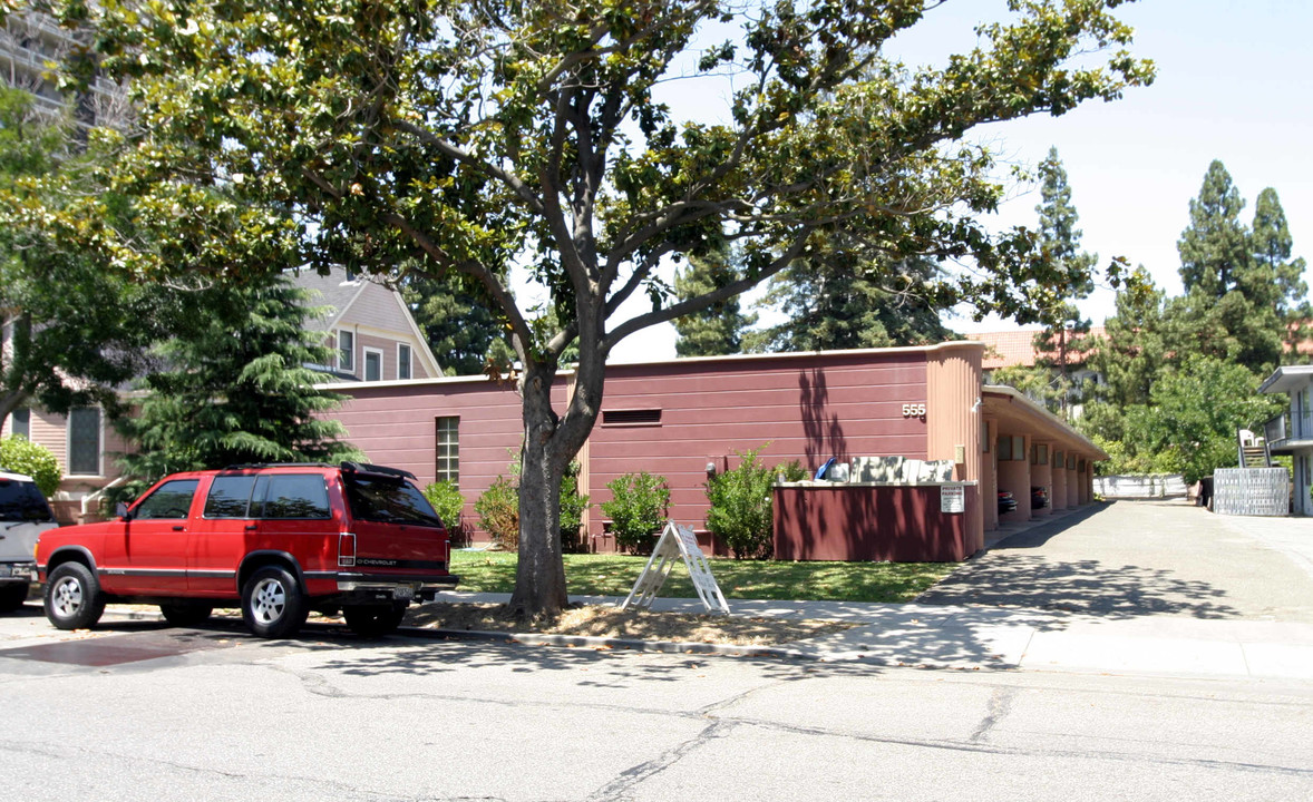 555 Forest Ave in Palo Alto, CA - Building Photo