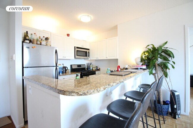 225 8th Ave in New York, NY - Building Photo - Building Photo