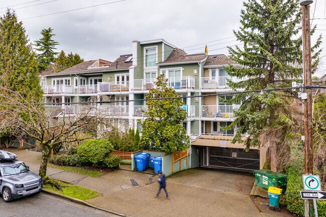 1949 8th Av W