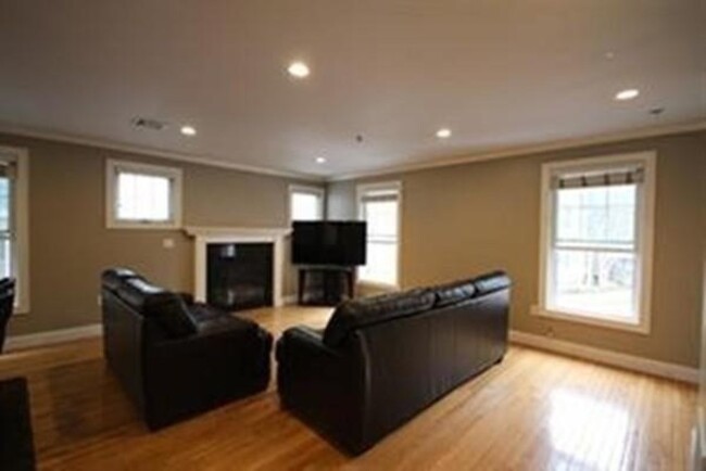 137 Calumet St in Boston, MA - Building Photo - Building Photo