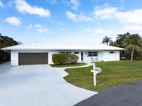 8585 SE Palm St in Hobe Sound, FL - Building Photo - Building Photo