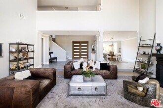 5325 Collingwood Cir in Calabasas, CA - Building Photo - Building Photo