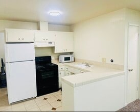 1707 W Swain Rd, Unit 10 in Stockton, CA - Foto de edificio - Building Photo