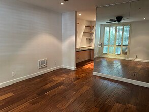 8400 De Longpre Ave, Unit #207 in West Hollywood, CA - Foto de edificio - Building Photo