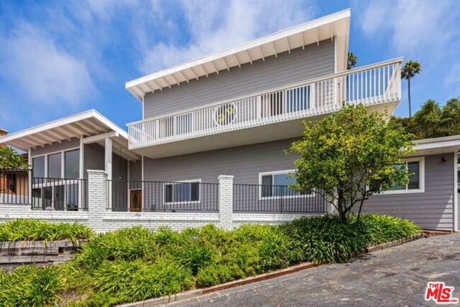 1175 Las Pulgas Pl in Los Angeles, CA - Building Photo - Building Photo