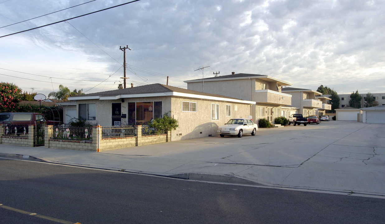 25030-25036 Walnut St in Lomita, CA - Building Photo