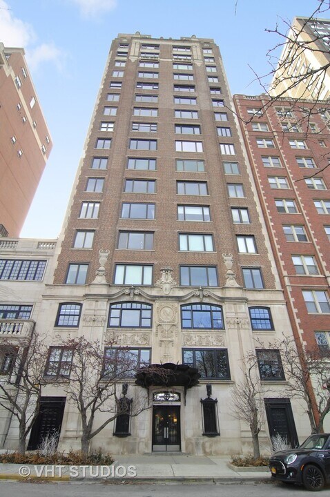 2130 N Lincoln Park W in Chicago, IL - Building Photo