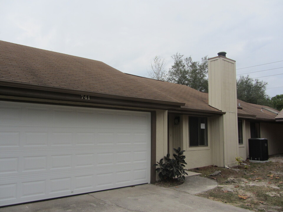 741 Ridgewood Way in Winter Springs, FL - Foto de edificio