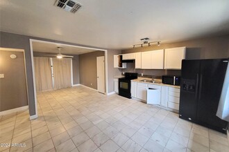 2609 W McLellan Blvd, Unit 2 in Phoenix, AZ - Building Photo - Building Photo