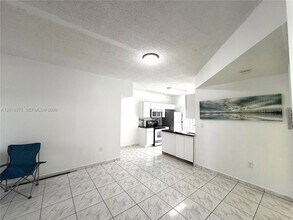 8019 Lake Dr, Unit 104 in Doral, FL - Foto de edificio - Building Photo