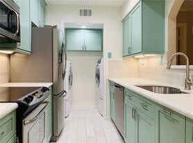 16301 Ledgemont Ln in Addison, TX - Building Photo